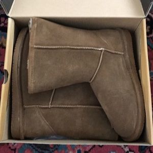 NEVER WORN Size 8 Bearpaw Boots (Emma short)